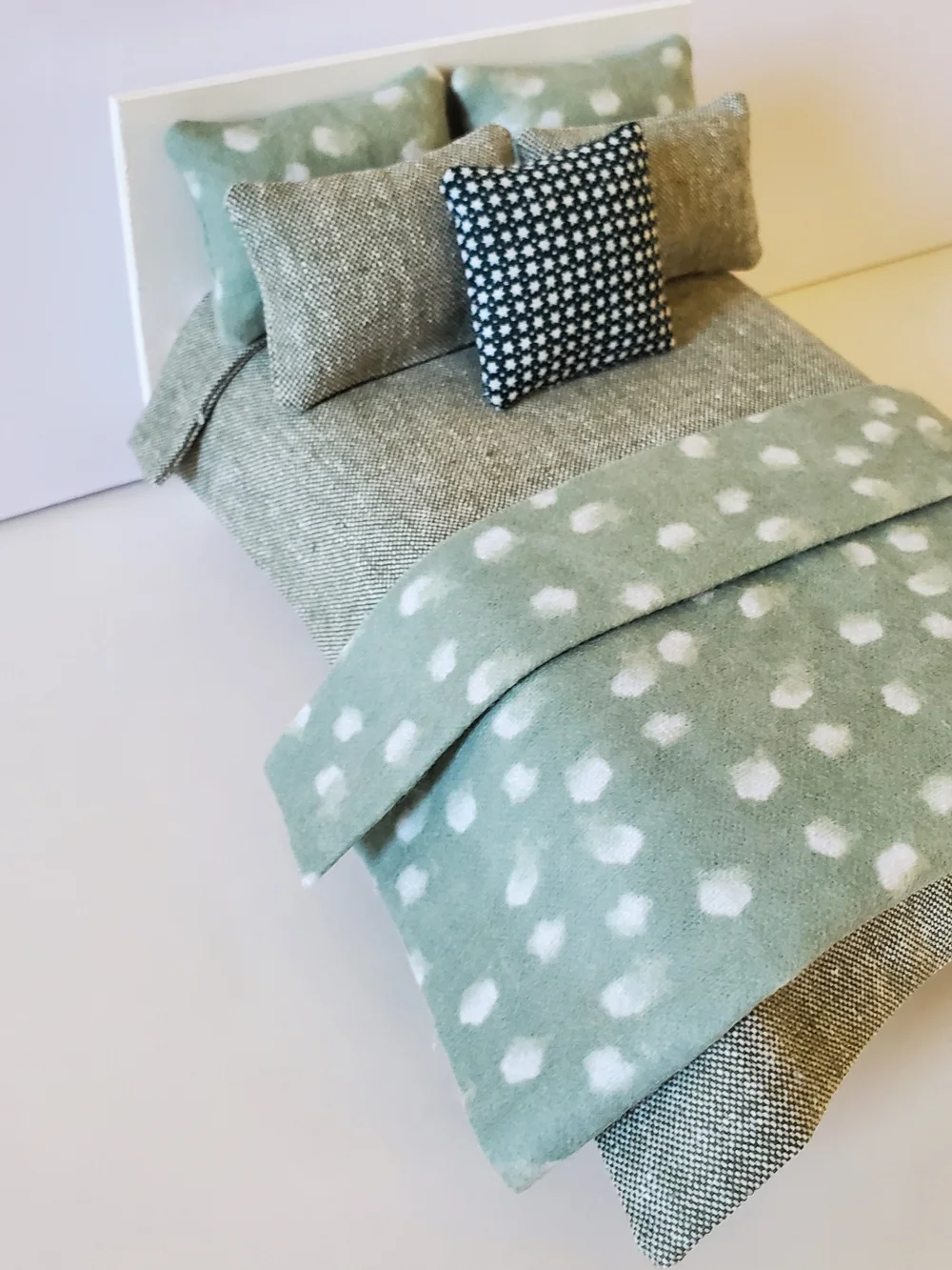Miniature Dollhouse 1:12 Scale Bedding Set Green